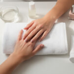 découvrez comment réaliser une manucure à la maison avec nos conseils pratiques, les étapes essentielles à suivre et le matériel de base nécessaire pour des ongles parfaits.