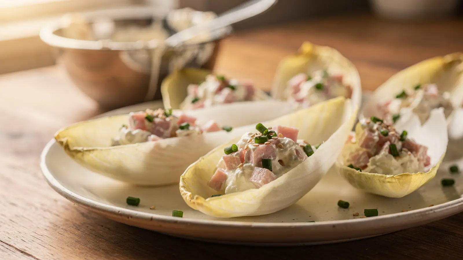 Barquettes d’endive au jambon et au fromage frais : un apéritif sans cuisson Barquettes d’endive au jambon et au fromage frais : un apéritif sans cuisson